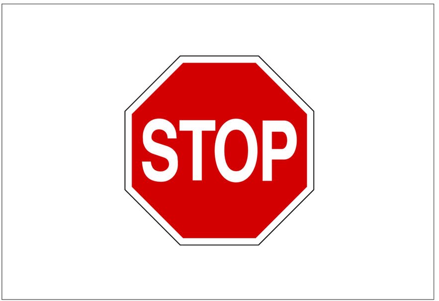 Das Stoppschild in Island ist achteckig, rot mit weißem Rand und dem Wort „STOP” in der Mitte.