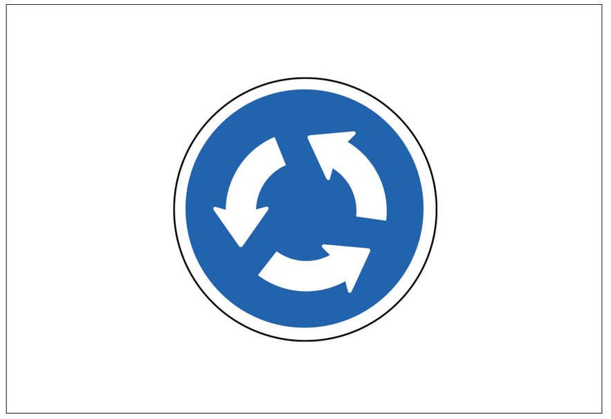 アイスランドのラウンドアバウト（環状交差点）を示す青い円形標識。中央に白い矢印が3つ描かれている。