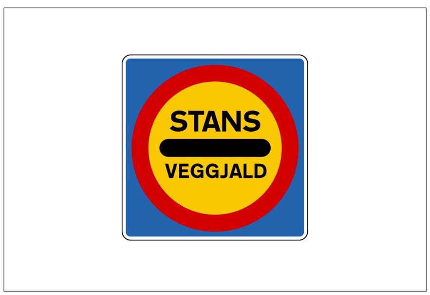 Et gult, rødt og blåt skilt i Island med sort skrift og ordet "STANS" opfordrer bilisterne til at standse.