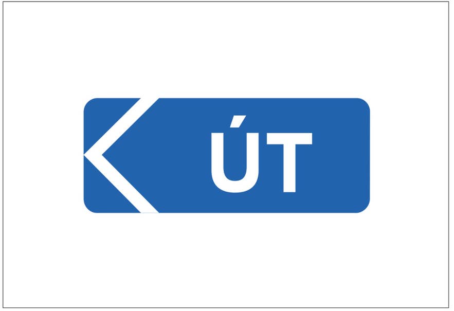 Ein blaues Schild mit der weißen Aufschrift „UT” (isländisch für „raus”) zeigt die Ausfahrt an.