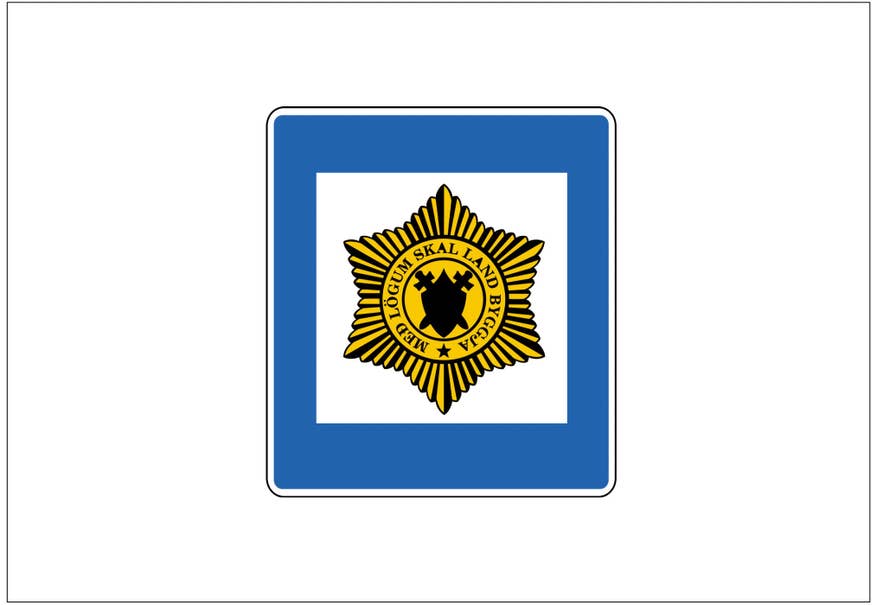 Et islandsk vejskilt med hvid baggrund, blå kant og et gul-sort emblem i midten angiver, at der er en politistation.
