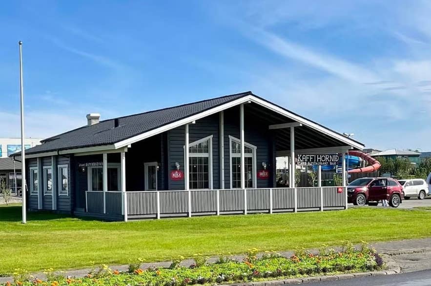Kaffi Hornid udefra i Höfn med en hyggelig og indbydende facade.