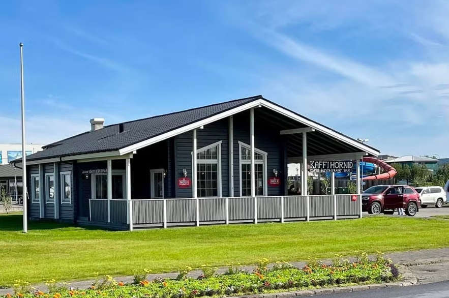Zewnętrzny widok Kaffi Hornid w Hofn, przytulna i gościnna restauracja.