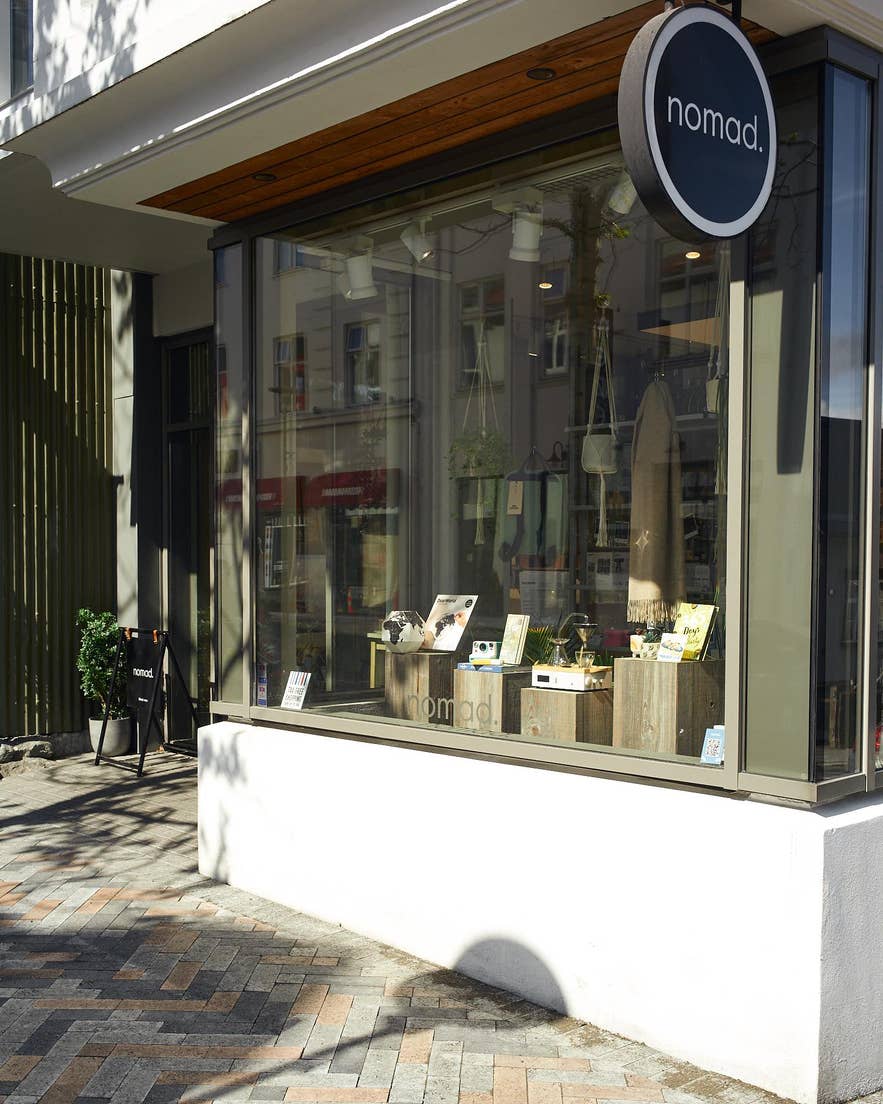 Butiksfacaden på Nomad-lifestylebutikken i Reykjaviks centrum med bøger, plakater og gaver udstillet i vinduet.