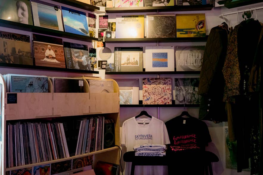 Interiøret i pladebutikken Space Odyssey i Reykjavik med vinylplader på hylderne og tøj udstillet på stativer.