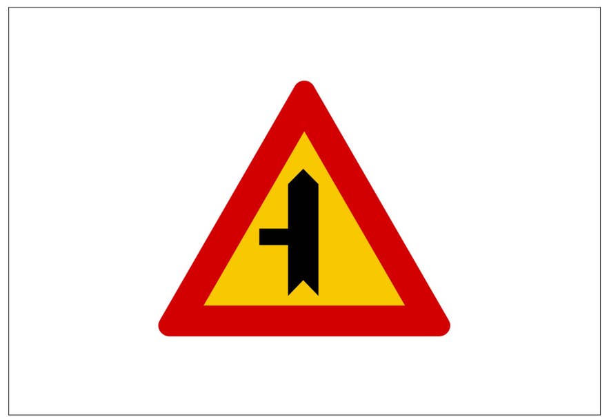Et trekantet islandsk vejskilt med rød kant, gul baggrund og et sort symbol i midten, der angiver, at der kommer en sidevej ind fra venstre, og at hovedvejen har forrang.