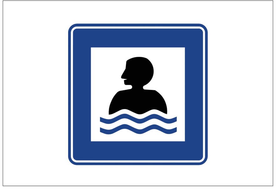 Niebiesko-biały kwadratowy znak z czarnym rysunkiem osoby w wodzie oznacza obecność basenu.