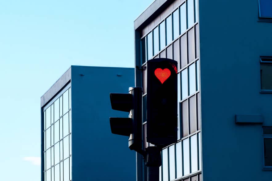 Eine herzförmige Ampel in Akureyri, Island.
