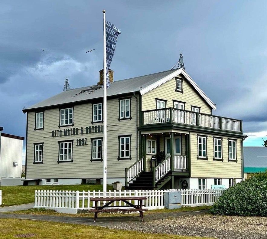 Exterior of Otto Matur & Drykkur, one of the best restaurants in Höfn serving fresh Icelandic seafood and langoustine dishes.