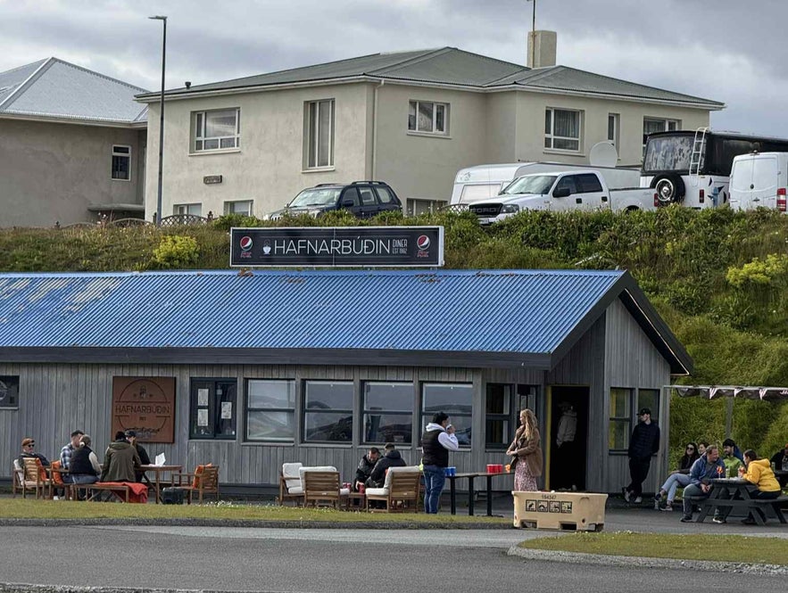 Retro bar Hafnarbudin w Hofn, kolorowe szyldy i lokalizacja przy porcie.