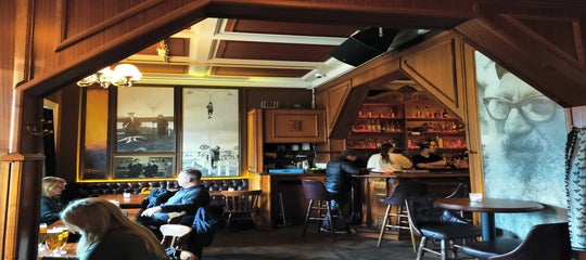 Review of the English Pub: Drinks, Games &amp; Live Music