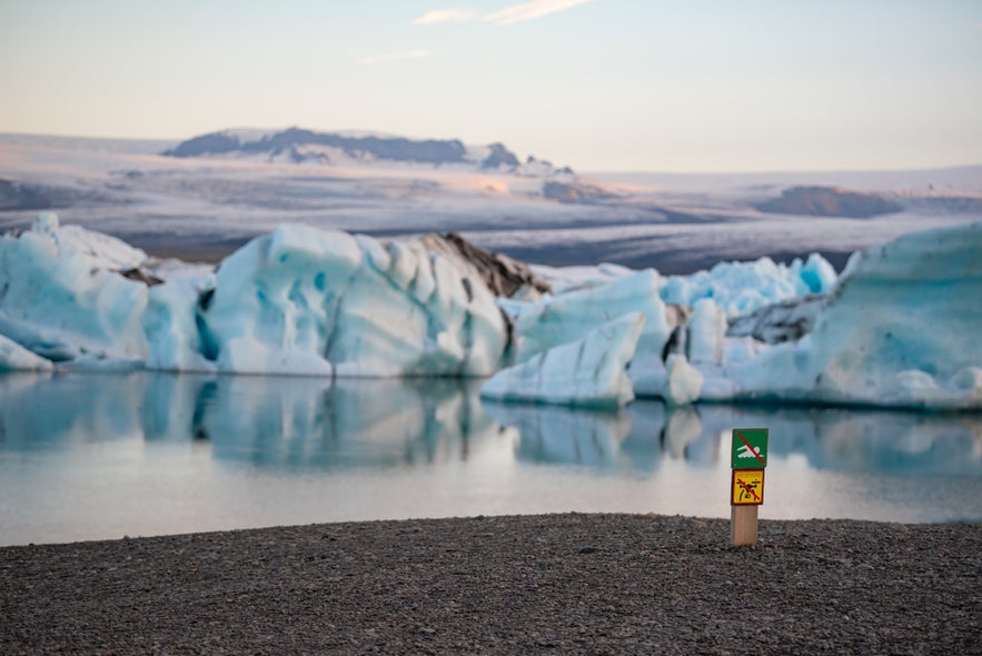 Drone restrictions at Jokulsarlon Glacier Lagoon highlight protected areas for flying drones in Iceland responsibly.