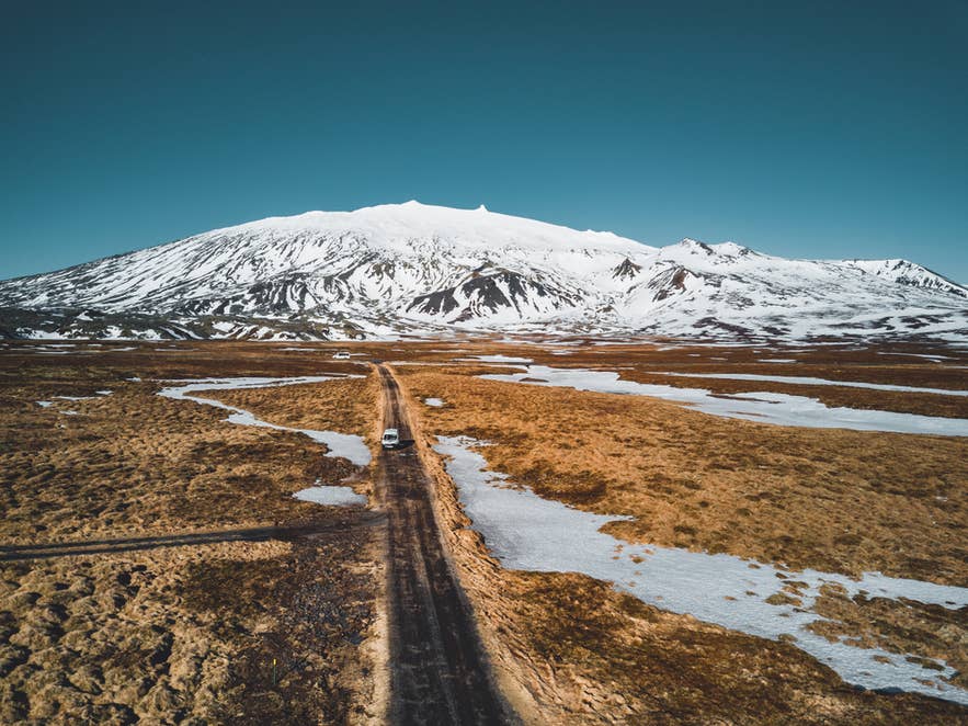 Luftaufnahme des Snaefellsjökull-Nationalparks mit Gletschern und abgelegenen Straßen, aufgenommen bei einem Drohnenflug in Island. Luftaufnahme des Snaefellsjökull-Nationalparks mit Gletschern und abgelegenen Straßen, aufgenommen bei einem Drohnenflug in Island.