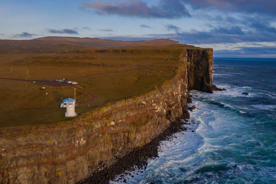 在冰岛，使用无人机拍摄的拉特拉尔角悬崖航拍照片显示了崎岖的海岸线和大西洋的波涛。