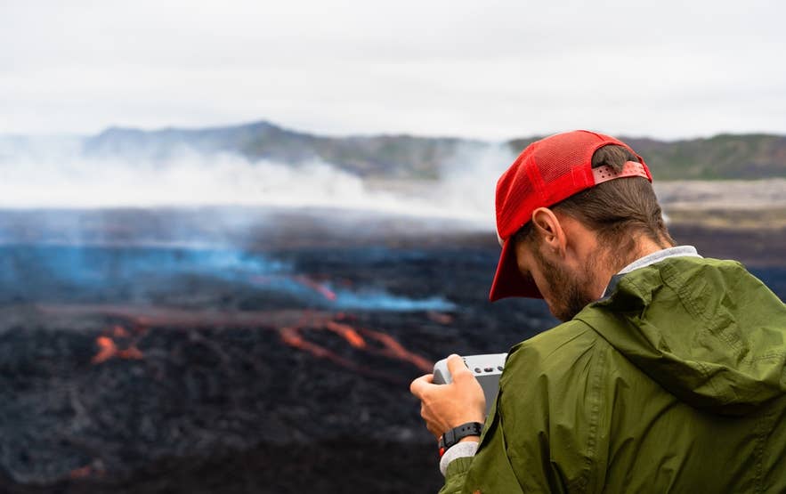Optagelse af luftbilleder af vulkansk lava og røg ved Fagradalsfjall under en droneflyvning i Island.