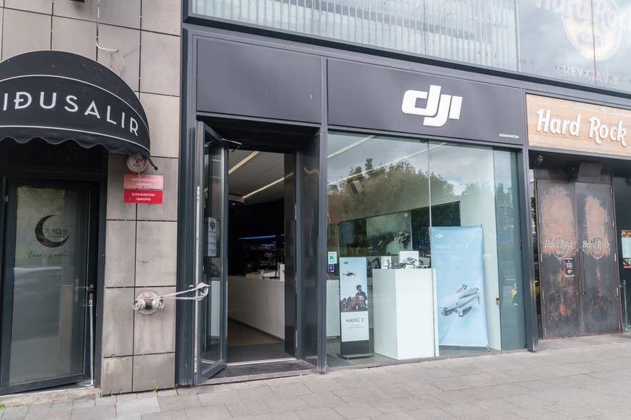Der DJI Store in Reykjavik bietet erstklassiges Equipment und Zubehör für Drohnenflüge in Island sowie atemberaubende Luftaufnahmen.