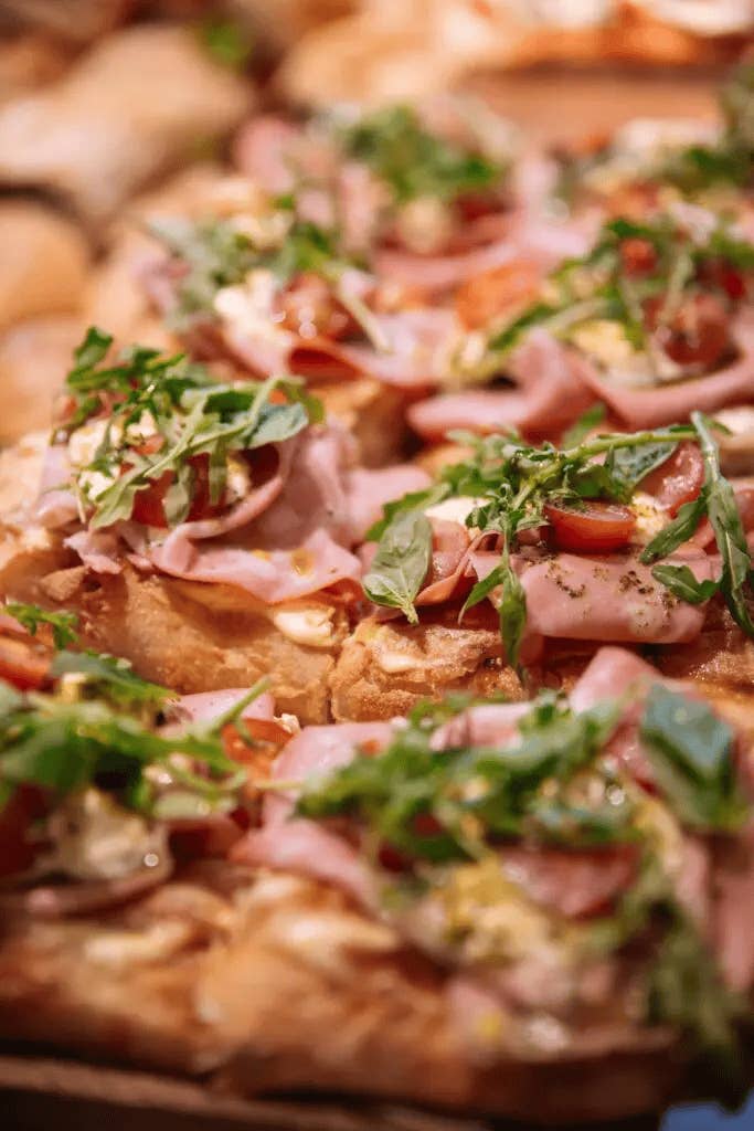 Sandwichs ouverts fraîchement préparés avec jambon, tomates et roquette à la Sandholt Bakery de Reykjavik.