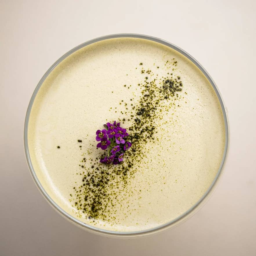 Martini au matcha garni d’une fleur violette au café Kaffibrennslan à Reykjavik.