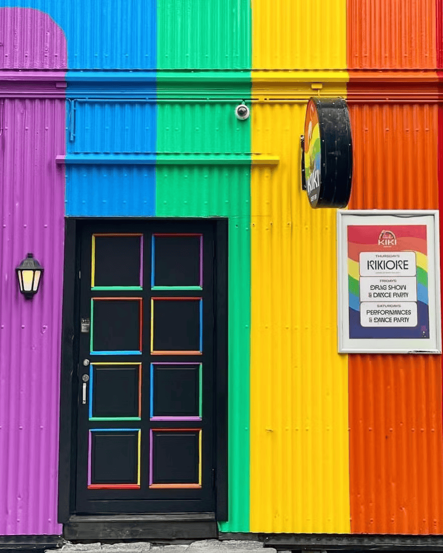 ภายนอกของ Kiki Queer Bar บนถนน Laugavegur ในเมืองเรคยาวิก ซึ่งเป็นสถานบันเทิงยามค่ำคืนยอดนิยมสำหรับกลุ่ม LGBTQ+ ที่ถูกทาสีสันสดใสด้วยสีรุ้ง