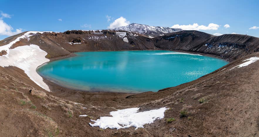 Lac du cratère Viti dans le système volcanique de Krafla, près du lac Myvatn, dans le nord de l’Islande, avec une eau turquoise éclatante.