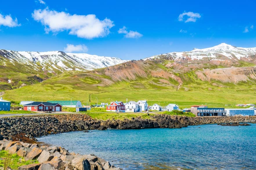 东冰岛最佳景点包括东部博尔加峡湾（Borgarfjordur Eystri）中的巴卡盖尔迪（Bakkagerdi），这是一个坐落在峡湾旁的彩色村庄。