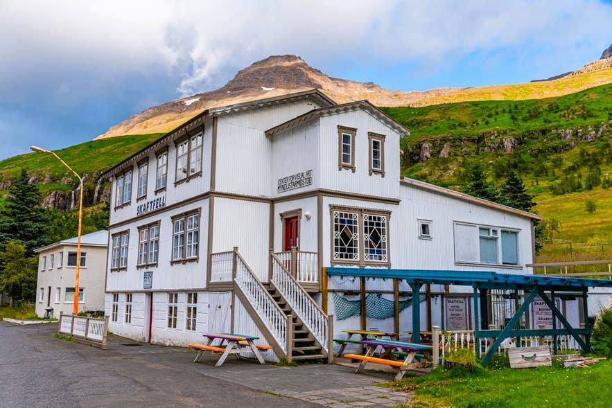 东冰岛最佳景点包括塞济斯菲厄泽的斯卡夫特费尔艺术中心（Skaftfell Art Center），这里是展览与文化活动的中心。