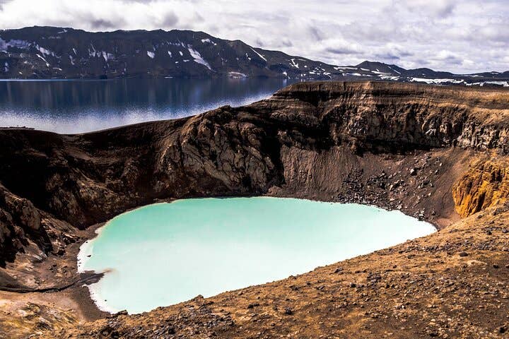 Melkblauw water in de Viti-krater bij Askja in de noordoostelijke IJslandse Hooglanden.