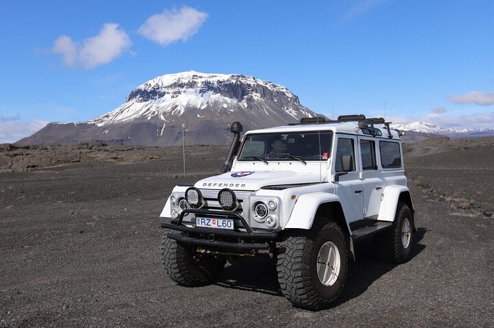 A Jeep Defender stops in front of the Herðubreið volcano in the Highlands, a stop at many 4x4 Highland tours