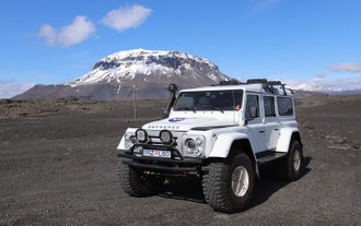 A Jeep Defender stops in front of the Herðubreið volcano in the Highlands, a stop at many 4x4 Highland tours