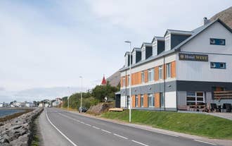Modern fasad av Hotel West, ett populärt boende i Västfjordarna på Island.