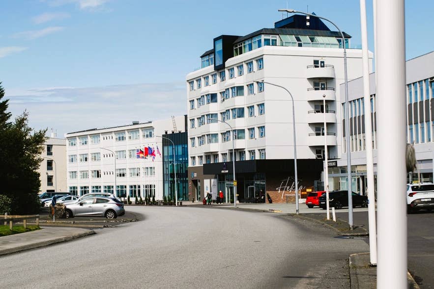 Aparcamiento en Reikiavik cerca de Fosshotel Reykjavik y el distrito de negocios en Islandia.