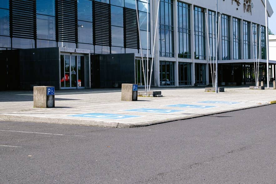 아이슬란드 레이캬비크의 하르파 콘서트홀 및 컨퍼런스 센터 인근 장애인 전용 주차장.