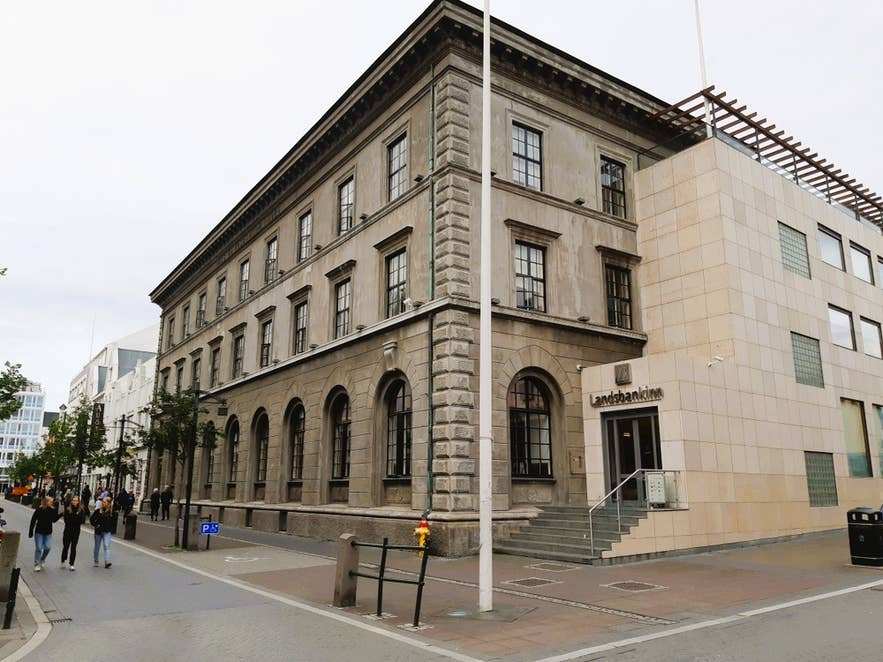 Las multas de aparcamiento en Islandia se pueden pagar en el banco Landsbankinn en el centro de Reikiavik.