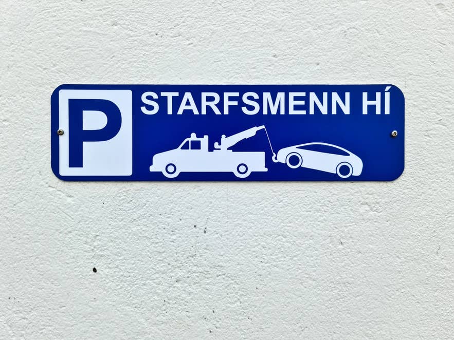 Señal de remolque en Reikiavik que indica multas estrictas por aparcamiento indebido en Islandia.