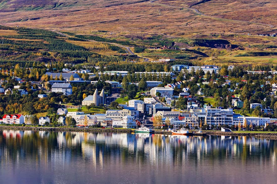 Schitterend uitzicht op Akureyri in Noord-IJsland met kleurige huizen aan de fjord, een van de beste plekken om te overnachten in IJsland.