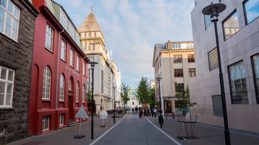 Les règles concernant les tenues vestimentaires sont plus souples en ville.