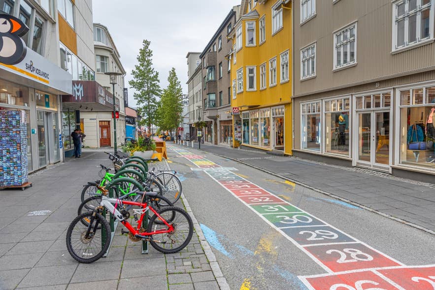 Laugavegur-gaten i Reykjavik, hvor du kan handle klær fra merker som 66 North og Icewear.