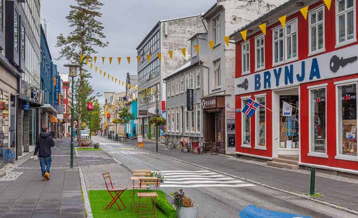 Negozi ed edifici colorati lungo via Laugavegur, nel centro di Reykjavik