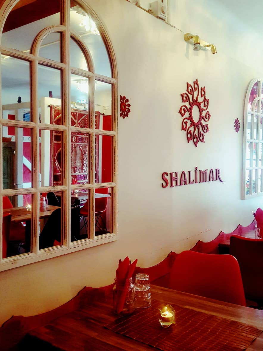 レイキャビクのShalimar店内。温かみのある内装とテーブル席。
