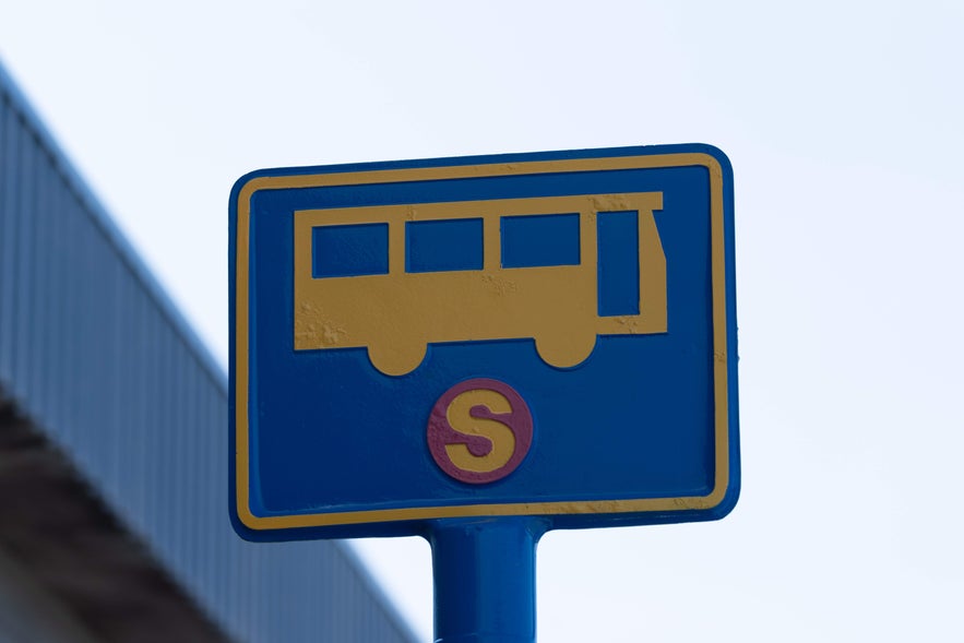 Straeto bus stop sign in Iceland, often used by travelers who check routes and schedules through an Iceland app like Klappid.