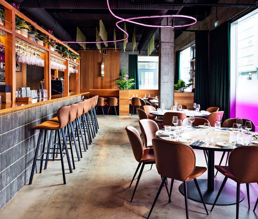 Interieur van restaurant OTO in Reykjavik, met een modern interieur, warme verlichting en een stijlvolle sfeer. Interieur van restaurant OTO in Reykjavik, met een modern interieur, warme verlichting en een stijlvolle sfeer.