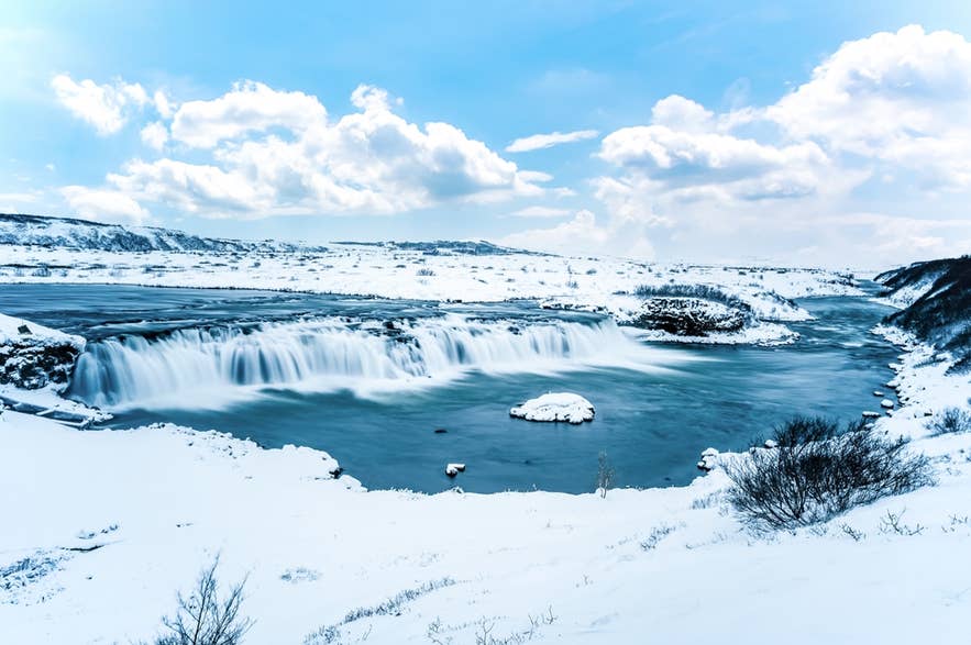 シンクヴェトリル国立公園近く、ゴールデンサークル沿いのファクサフォスの滝。冬の雪景色に囲まれた穏やかな滝。