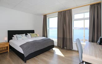 Rymligt dubbelrum med privat balkong på Hotel West i Patreksfjörður, Västfjordarna, Island.