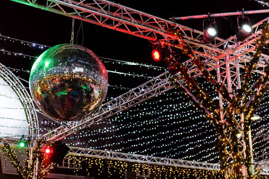 Palla da discoteca scintillante e luci festive a Reykjavík di notte, che catturano lo spirito gioioso del Natale in Islanda.