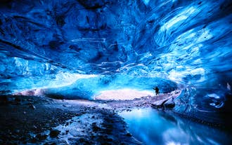 Cueva de hielo glaciar en un tour por la Ruta 1 de Islandia, cerca de Vatnajökull y la laguna de Jökulsárlón