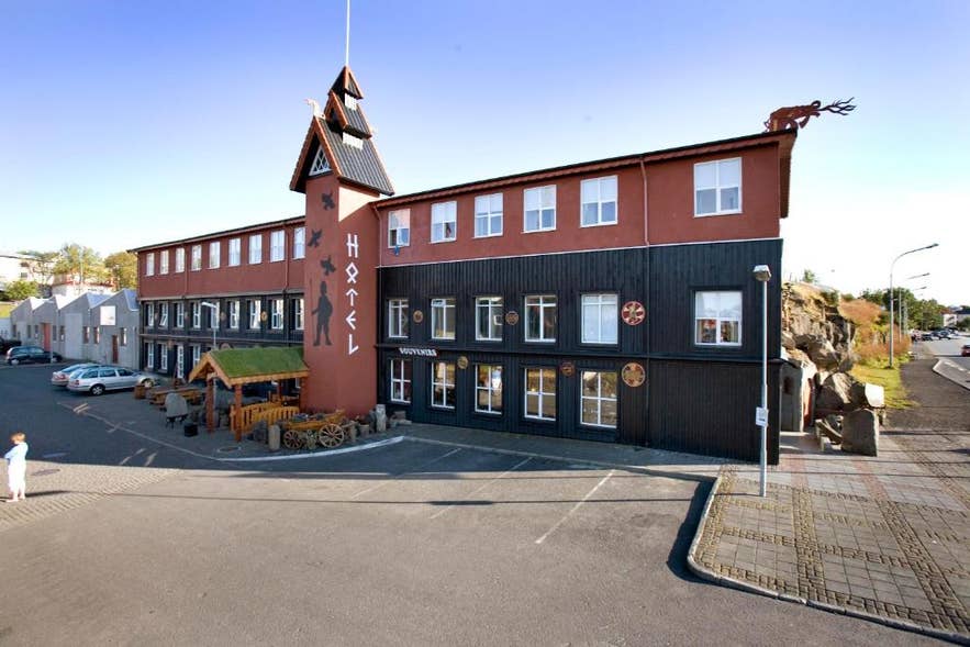 Hotel Viking，冰岛哈夫纳夫约杜尔最好的酒店之一，展现其独特的建筑风格和周边环境。