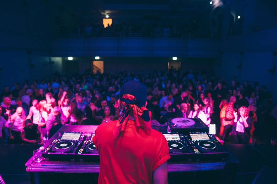 Carl Craig esiintyy Reykjavíkissa täyteen pakatussa Liveproject-tapahtumassa DJ-pöydän takana tanssivan yleisön edessä.