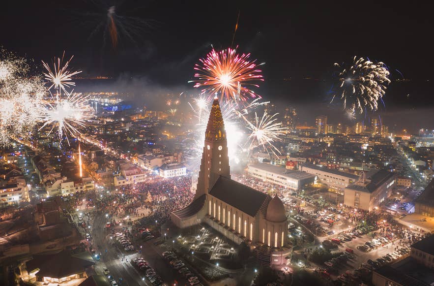 Новогодний фейерверк над церковью Хадльгримскиркья и городским горизонтом ночью.