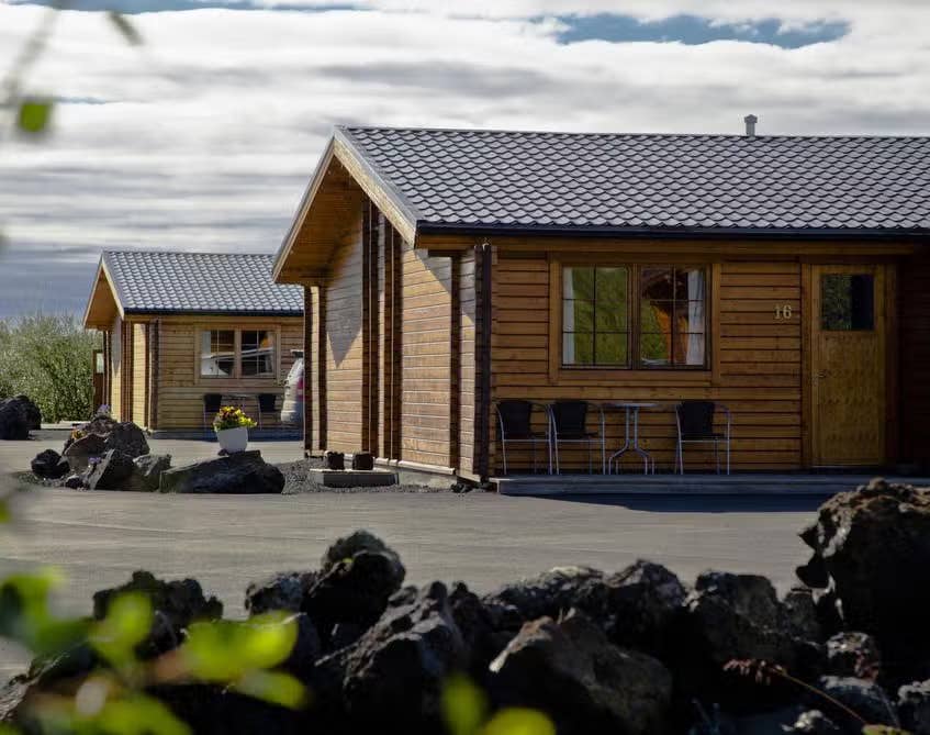 Accoglienti interni di una camera presso Vogafjós Guesthouse in Islanda, con viste panoramiche e un'atmosfera calda vicino al lago Myvatn.