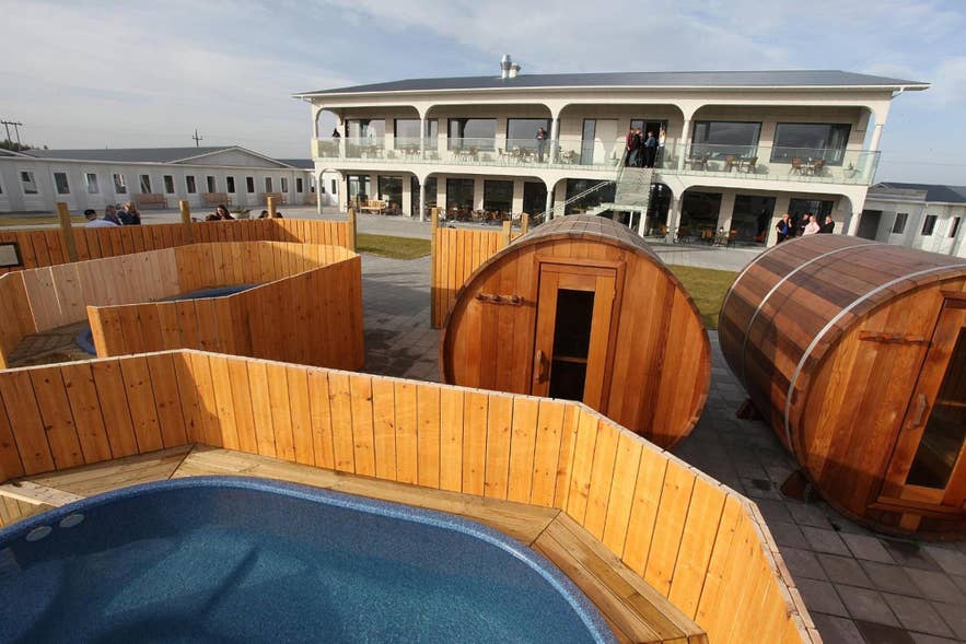Jacuzzis exteriores y saunas de barril en Stracta Hotel, ideales para relajarse en el pintoresco campo islandés.